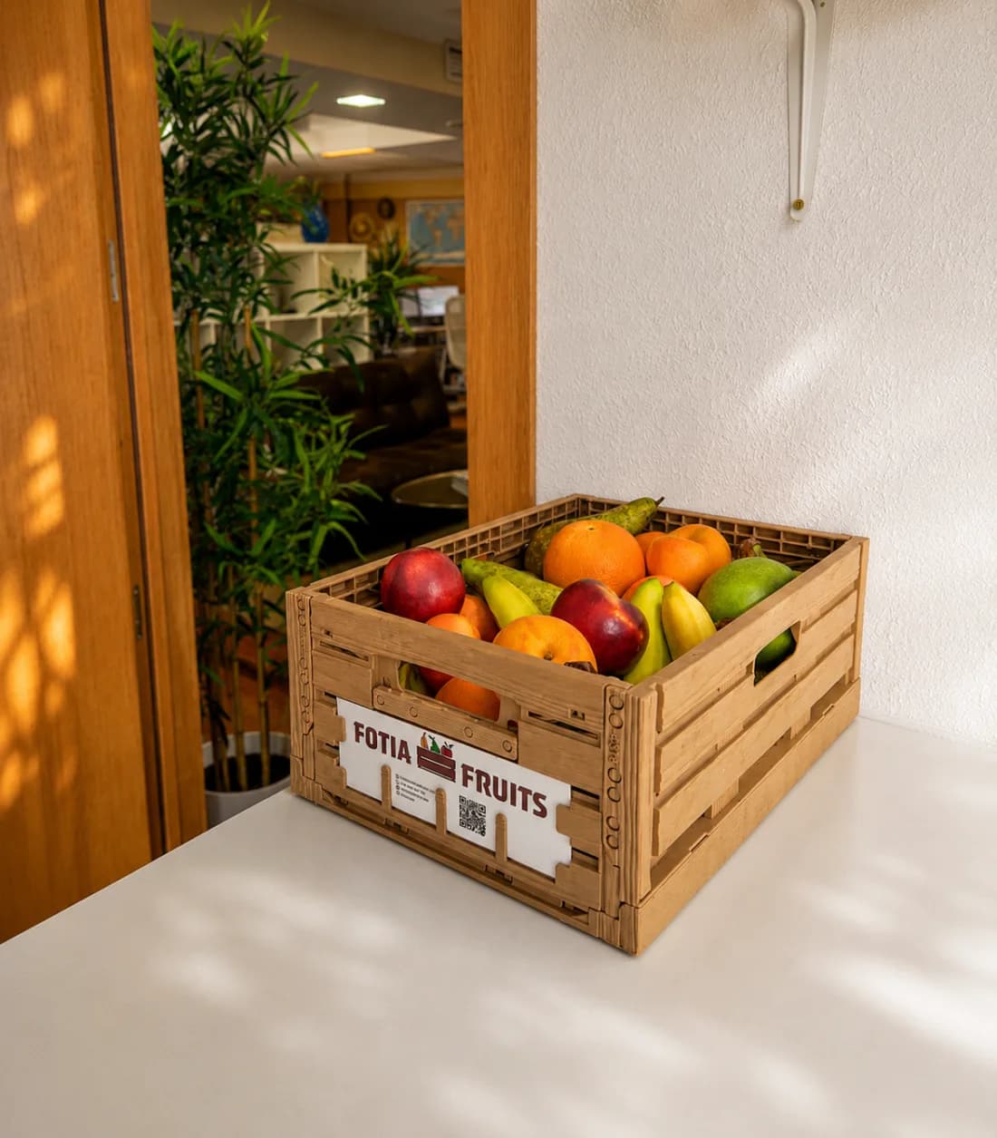 Cesta de Fotia Fruits en un espacio de trabajo